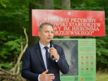 Uroczystość z okazji utworzenia 99 rezerwatu w wjewództwie łódzkim -rezerwatu przyrody 'Janinowski Starodrzew Bukowy im. Hieronima Andrzejewskiego